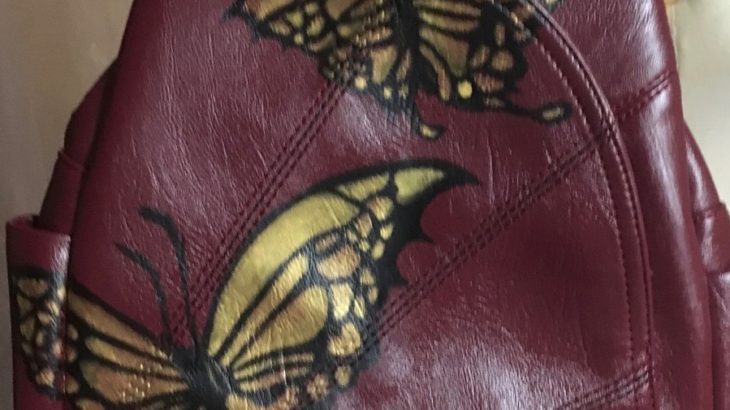 合皮のリュックに蝶々の絵を描いてみました＾＾