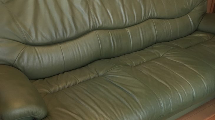 モスグリーンの本革ソファーの部分補修、染め直し